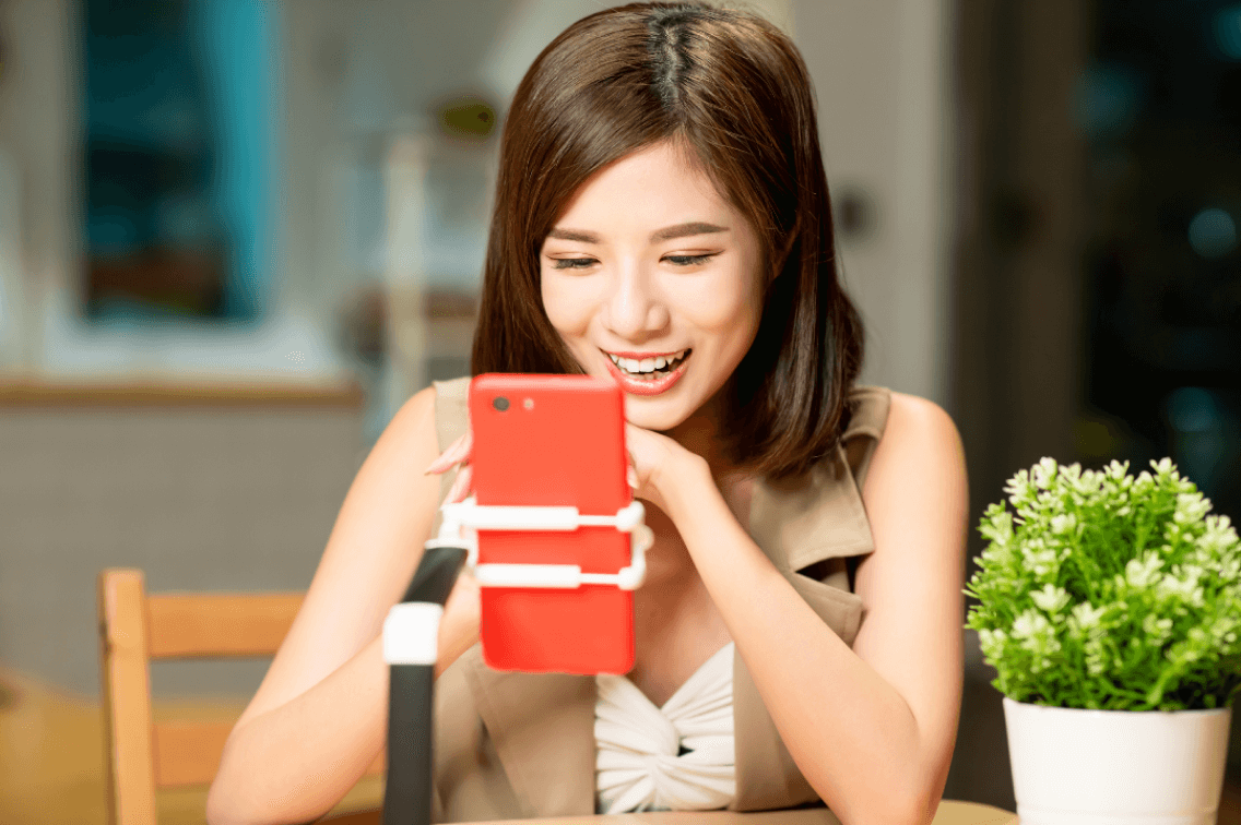 配信をしている女性ライバー