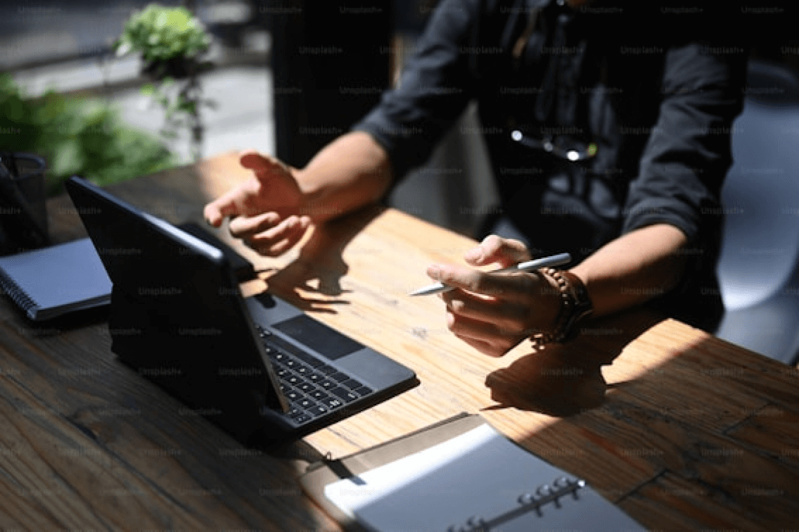 パソコンと男性の手